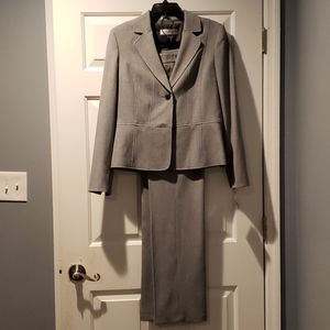 Brand new  Kasper 2 piece women's pant suit
